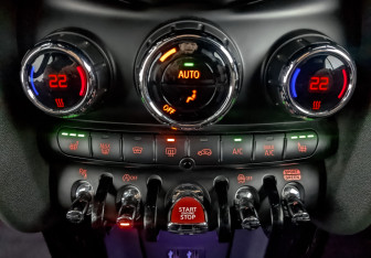 Подержанный автомобиль MINI Cabrio 2019 года (17 фото)