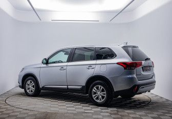 Подержанный автомобиль Mitsubishi Outlander 2019 года (7 фото)