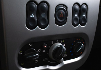 Подержанный автомобиль Renault Logan Sedan 2011 года (15 фото)