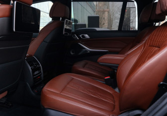 Подержанный автомобиль BMW X7 2021 года (11 фото)