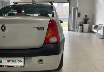 Подержанный автомобиль Renault Logan Sedan 2006 года (8 фото)