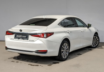 Подержанный автомобиль Lexus ES 2023 года (5 фото)