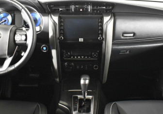 Подержанный автомобиль Toyota Fortuner 2020 года (11 фото)