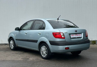 Подержанный автомобиль Kia Rio Sedan 2006 года (7 фото)
