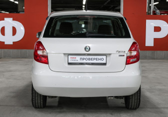 Подержанный автомобиль Skoda Fabia Hatchback 2011 года (6 фото)