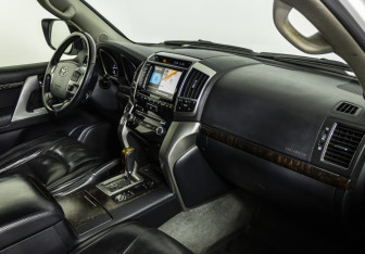 Подержанный автомобиль Toyota Land Cruiser Suv 2012 года (9 фото)