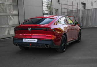 Подержанный автомобиль Changan UNI-V 2023 года (4 фото)