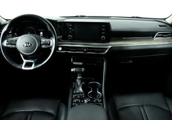 Подержанный автомобиль Kia K5 2020 года (10 фото)