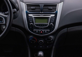 Подержанный автомобиль Hyundai Solaris Hatchback 2013 года (14 фото)