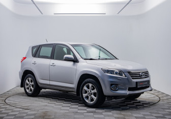 Подержанный автомобиль Toyota RAV4 2010 года (3 фото)