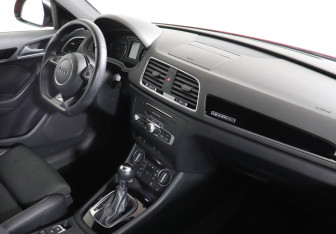 Подержанный автомобиль Audi Q3 2017 года (9 фото)