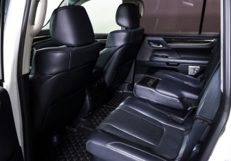 Подержанный автомобиль Lexus LX 2015 года (13 фото)