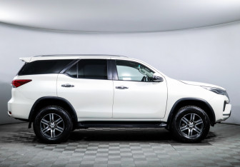 Подержанный автомобиль Toyota Fortuner 2022 года (4 фото)