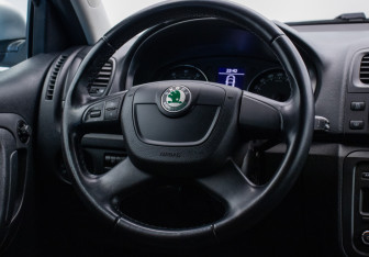 Подержанный автомобиль Skoda Fabia Hatchback 2012 года (15 фото)