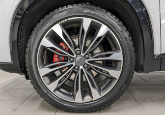 Подержанный автомобиль Geely Tugella 2023 года (19 фото)