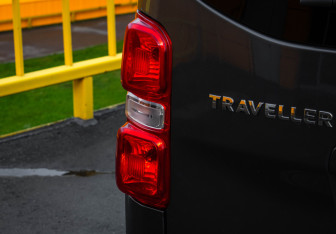Подержанный автомобиль Peugeot Traveller 2022 года (15 фото)