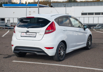 Подержанный автомобиль Ford Fiesta Hatchback 2011 года (5 фото)