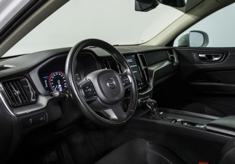Подержанный автомобиль Volvo XC60 2019 года (10 фото)