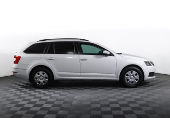 Подержанный автомобиль Skoda Octavia Wagon 2019 года (4 фото)