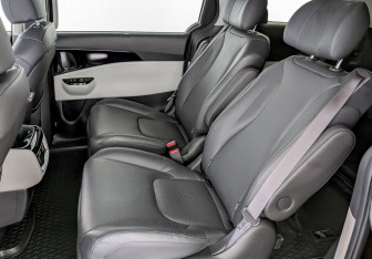 Подержанный автомобиль Kia Carnival 2022 года (12 фото)