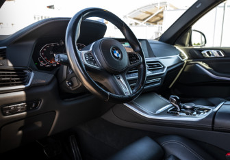 Подержанный автомобиль BMW X5 2022 года (9 фото)