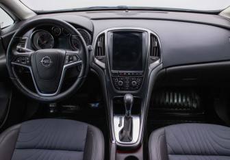 Подержанный автомобиль Opel Astra Hatchback 2013 года (13 фото)