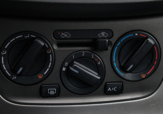 Подержанный автомобиль Nissan Tiida Hatchback 2015 года (14 фото)