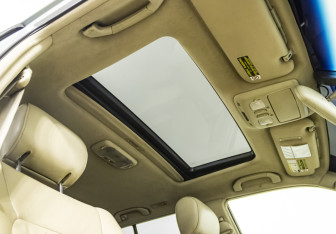 Подержанный автомобиль Lexus LX 2004 года (21 фото)