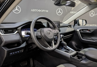 Подержанный автомобиль Toyota RAV4 2025 года (15 фото)