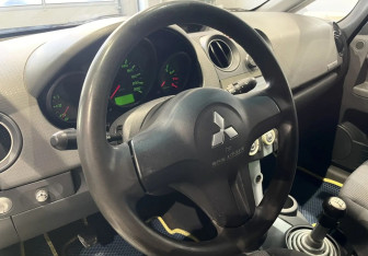 Подержанный автомобиль Mitsubishi Colt Hatchback 2005 года (13 фото)