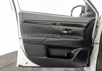 Подержанный автомобиль Mitsubishi Outlander 2022 года (19 фото)