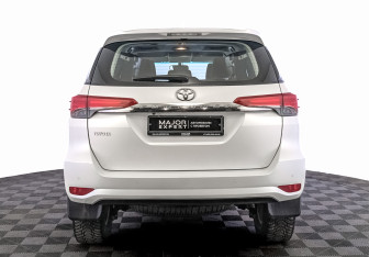 Подержанный автомобиль Toyota Fortuner 2021 года (6 фото)