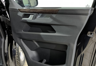 Подержанный автомобиль Volkswagen Multivan 2021 года (25 фото)