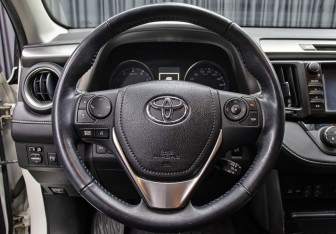 Подержанный автомобиль Toyota RAV4 2017 года (17 фото)