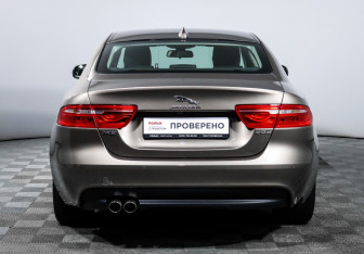 Подержанный автомобиль Jaguar XE 2016 года (6 фото)