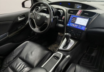 Подержанный автомобиль Honda Civic Hatchback 2013 года (11 фото)