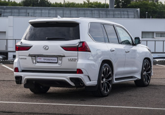 Подержанный автомобиль Lexus LX 2016 года (5 фото)