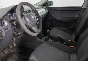 Подержанный автомобиль Skoda Rapid Liftback 2014 года (10 фото)