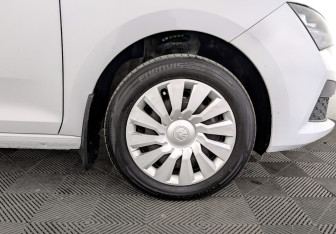 Подержанный автомобиль Skoda Rapid Liftback 2021 года (18 фото)