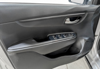 Подержанный автомобиль Kia Rio Hatchback 2021 года (18 фото)