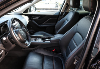 Подержанный автомобиль Jaguar F-Pace 2017 года (16 фото)