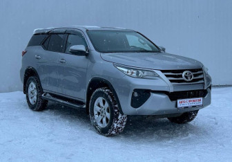 Подержанный автомобиль Toyota Fortuner 2020 года (3 фото)