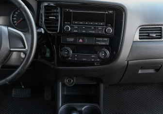 Подержанный автомобиль Mitsubishi Outlander 2013 года (13 фото)