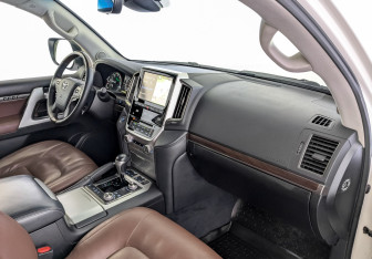 Подержанный автомобиль Toyota Land Cruiser Suv 2016 года (11 фото)