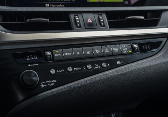 Подержанный автомобиль Lexus ES 2018 года (17 фото)