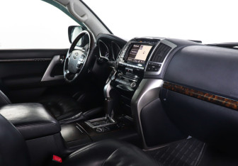 Подержанный автомобиль Toyota Land Cruiser Suv 2014 года (9 фото)