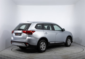 Подержанный автомобиль Mitsubishi Outlander 2021 года (5 фото)