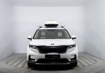 Подержанный автомобиль Kia Carnival 2020 года (2 фото)