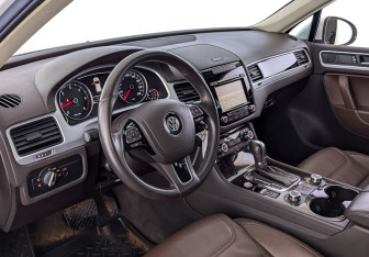 Подержанный автомобиль Volkswagen Touareg 2012 года (15 фото)