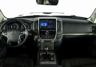 Подержанный автомобиль Toyota Land Cruiser Suv 2019 года (8 фото)